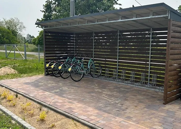 Bryza Kepy Ze Strefa Sportowa Oraz Miejscem Do Grillowania I Rowerami Gratis 롯지 Wydmina